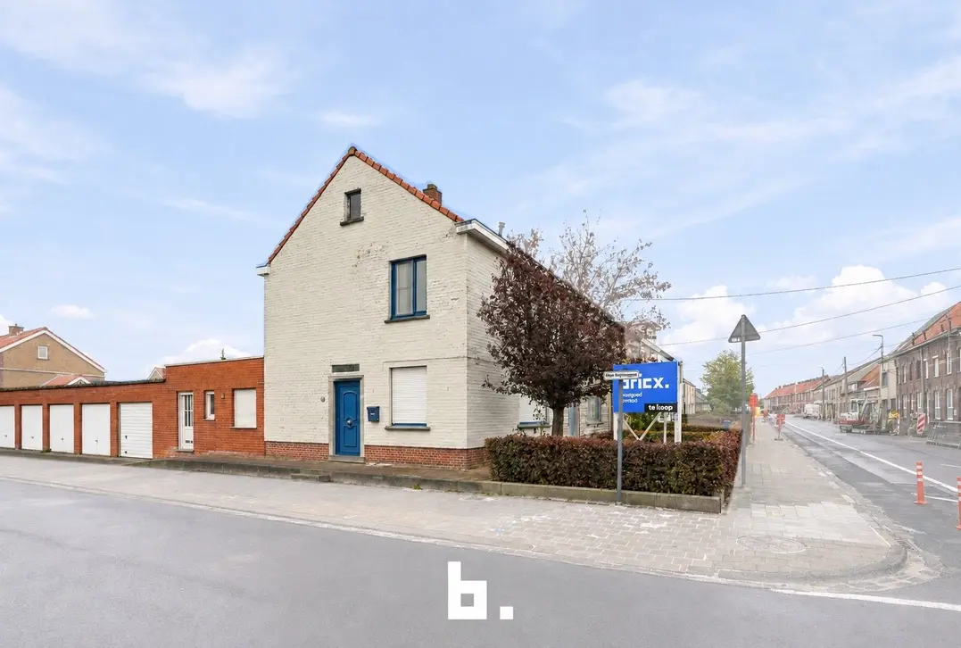 Halfopen woning met 3 slaapkamers, garage en 5 extra garages nabij het Sterrebos - Roeselare