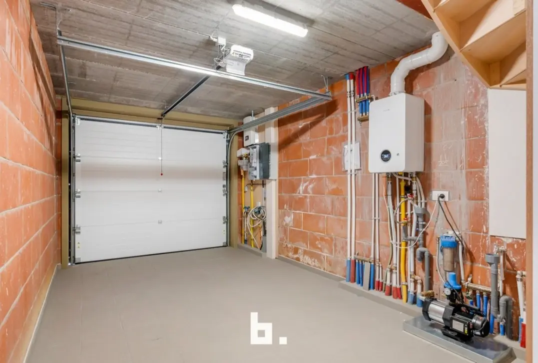 Ruime nieuwbouwwoning met 4 slaapkamers, garage en mooi afgewerkte tuin - Roeselare