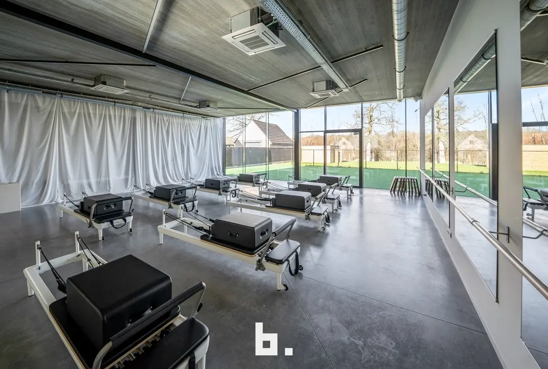 vlot bereikbaar comm gebouw met private tuin  - Zedelgem