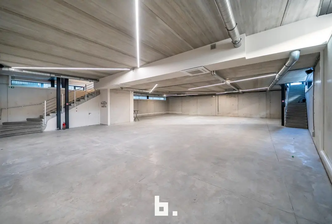 vlot bereikbaar comm gebouw met private tuin  - Zedelgem