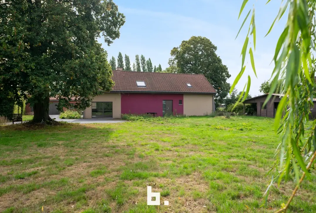 Deze eigendom situeert zich op een oppervlakte van 5.092 m². 
De plannen en de goedkeuring voor de verbouwingen zijn reeds aanwezig en kunnen dus vlo