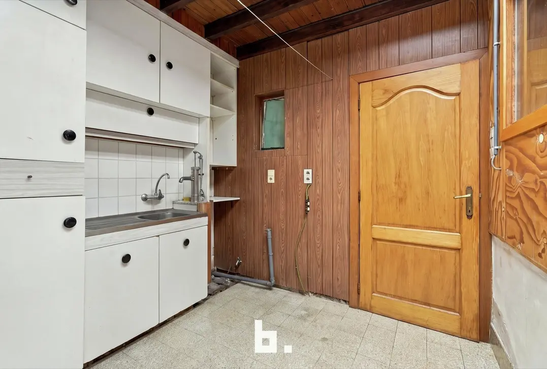 Halfopen woning met 3 slaapkamers, garage en 5 extra garages nabij het Sterrebos - Roeselare