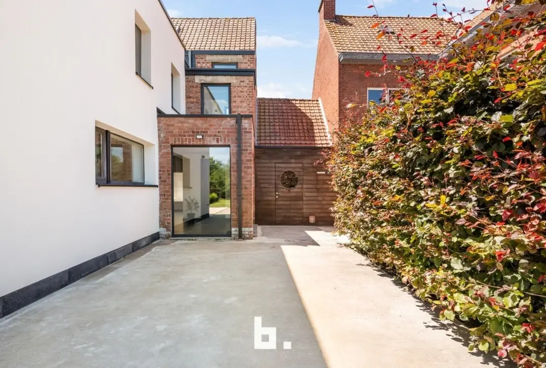 Instapklare halfopen bebouwing met 3 slaapkamers en garage! - Roeselare