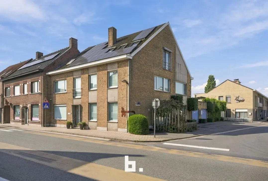 Uitzonderlijk ruime woning met praktijkmogelijkheden op centrale ligging in Wingene - Wingene