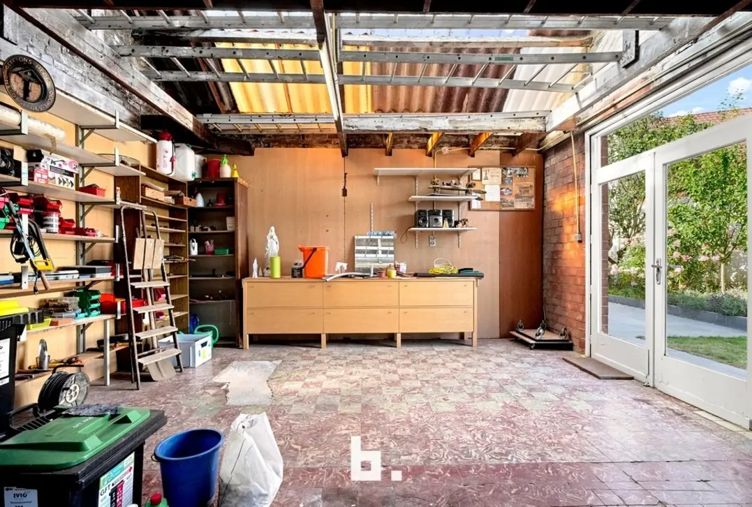 Verrassend ruime woning met 4 slaapkamers en een loods.  - Izegem