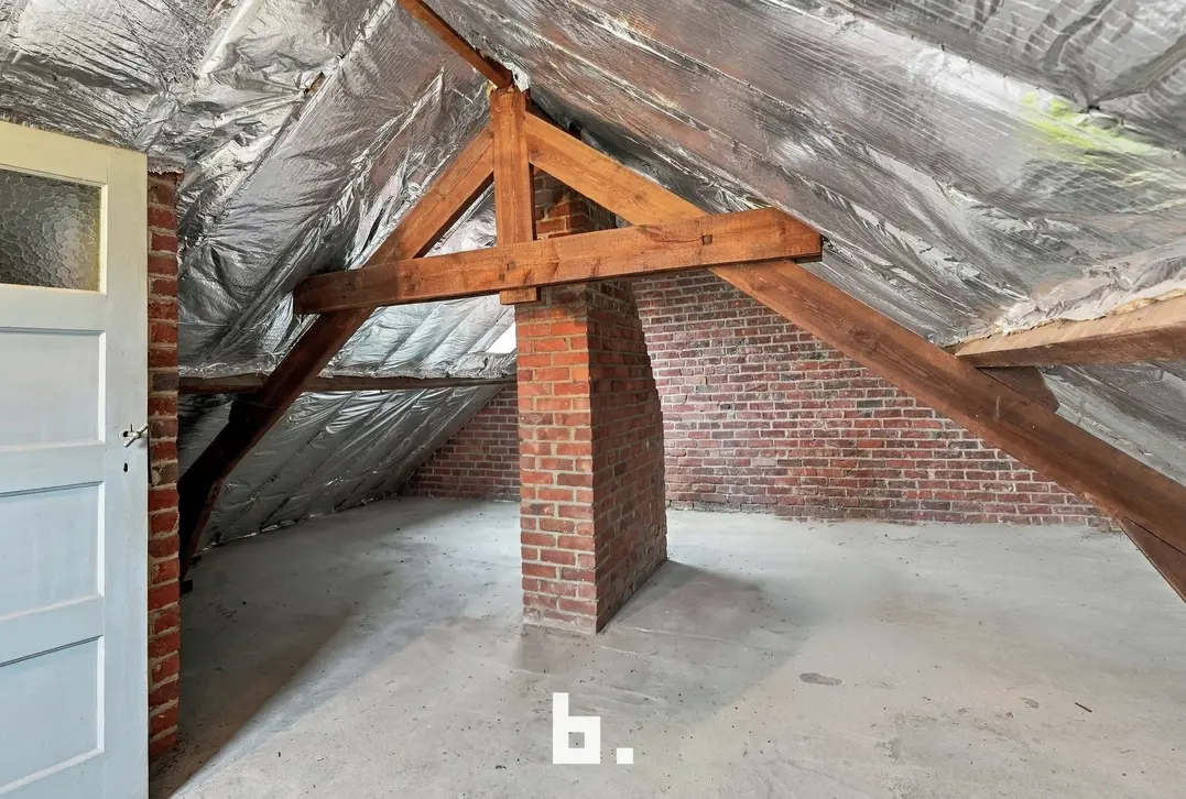 Halfopen woning met 3 slaapkamers, garage en 5 extra garages nabij het Sterrebos - Roeselare