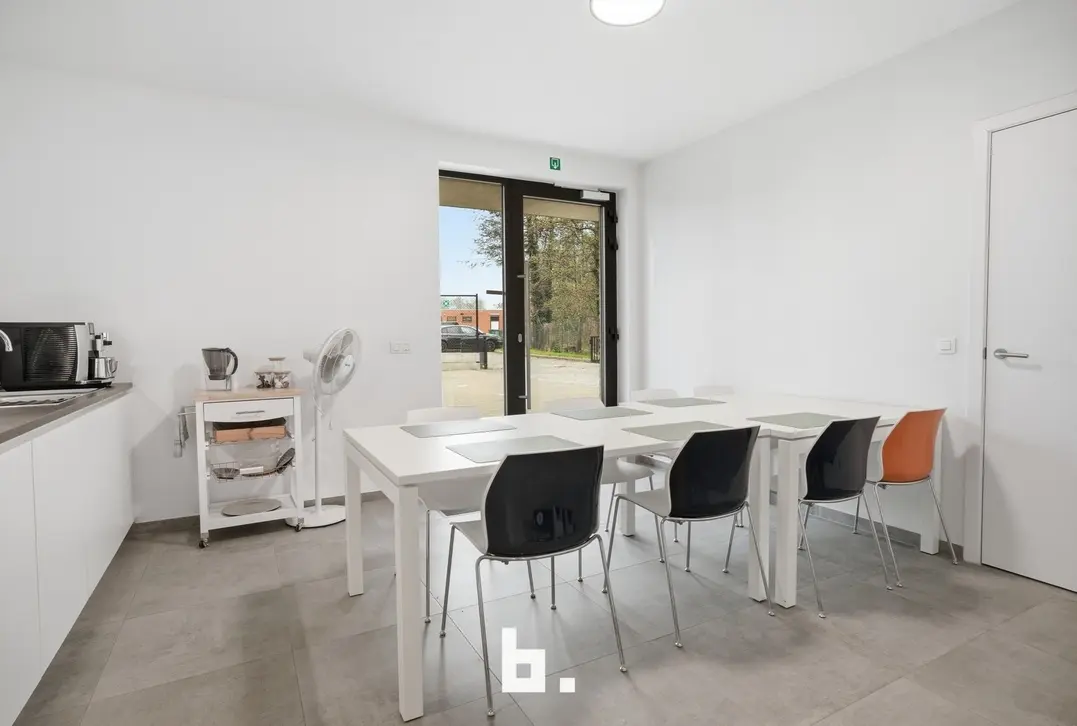 Instapklaar en lichtrijk handelspand van ca. 252 m² op strategische topligging in Rumbeke - Roeselare