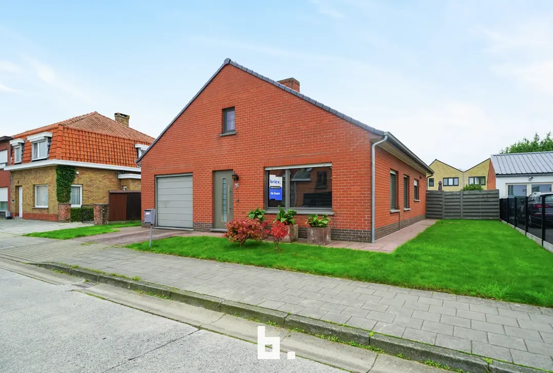 Gelijkvloerse woning met garage, 2 slaapkamers en ruime tuin - Veldegem