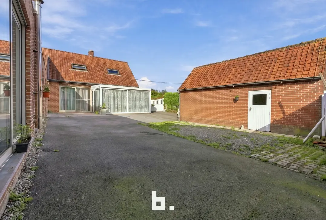 Ruime woning met 5 slaapkamers en veelzijdige loods met tal van mogelijkheden - Staden