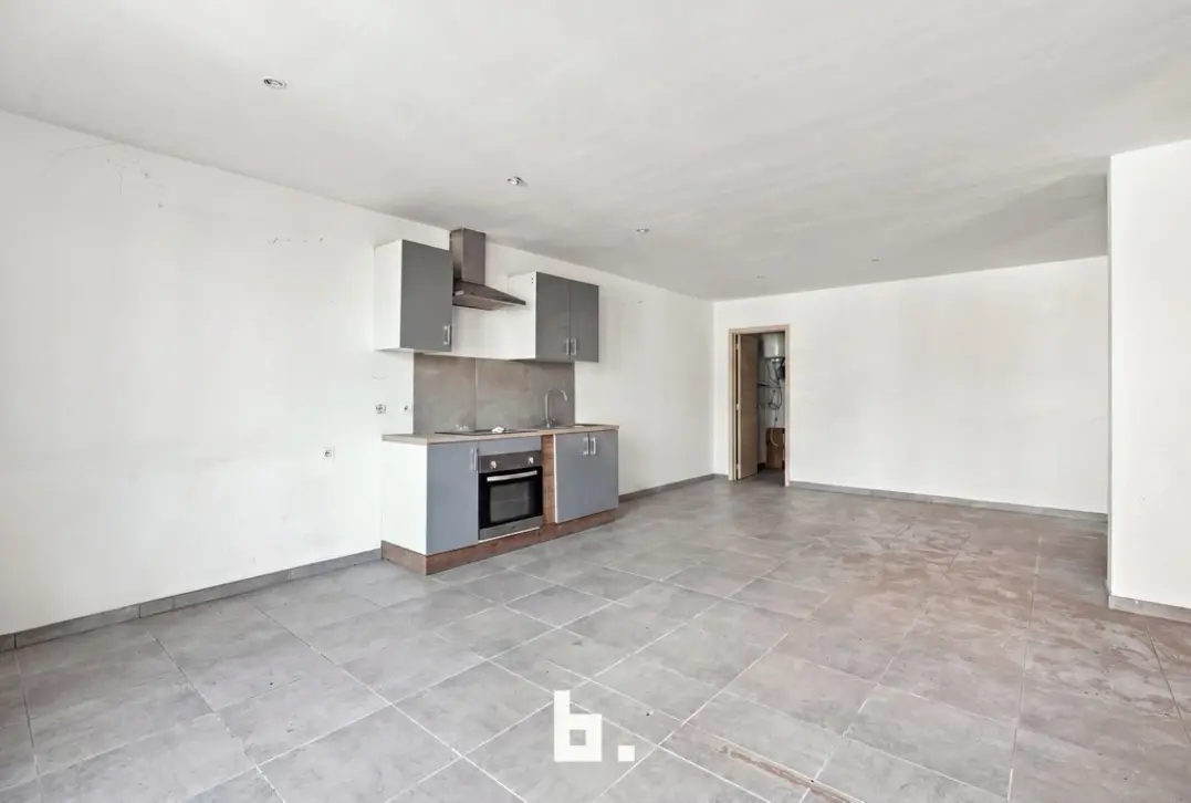 Unieke opportuniteit! Magazijn met mogelijkheid tot aankoop van 2 Appartementen.  - Roeselare