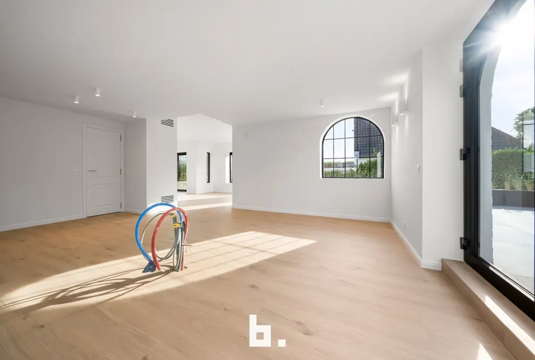Een karaktervolle villa in uitgesproken cottagestijl, waar authentieke architectuur en hedendaags wooncomfort harmonieus samenkomen. De woning wordt omgeven doo - Oostkerke