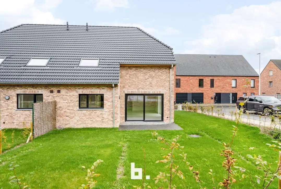 Ruime nieuwbouwwoning met 4 slaapkamers, garage en mooi afgewerkte tuin - Ledegem