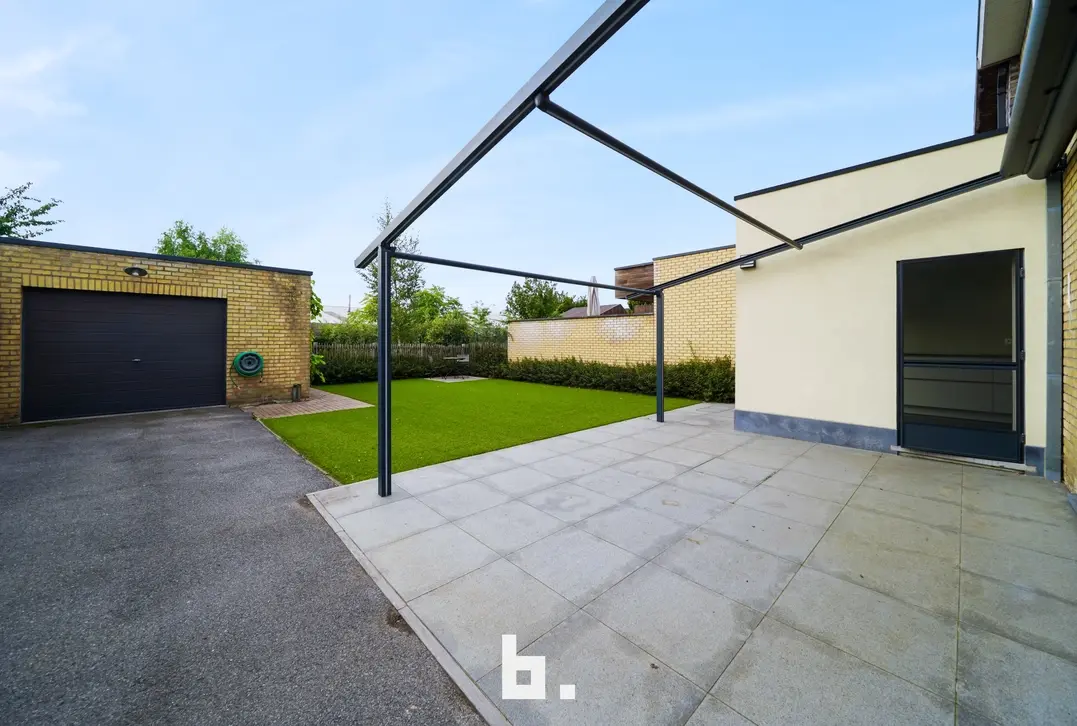 Halfopen woning met garage en tuin in Sint-Andries - Sint-Andries