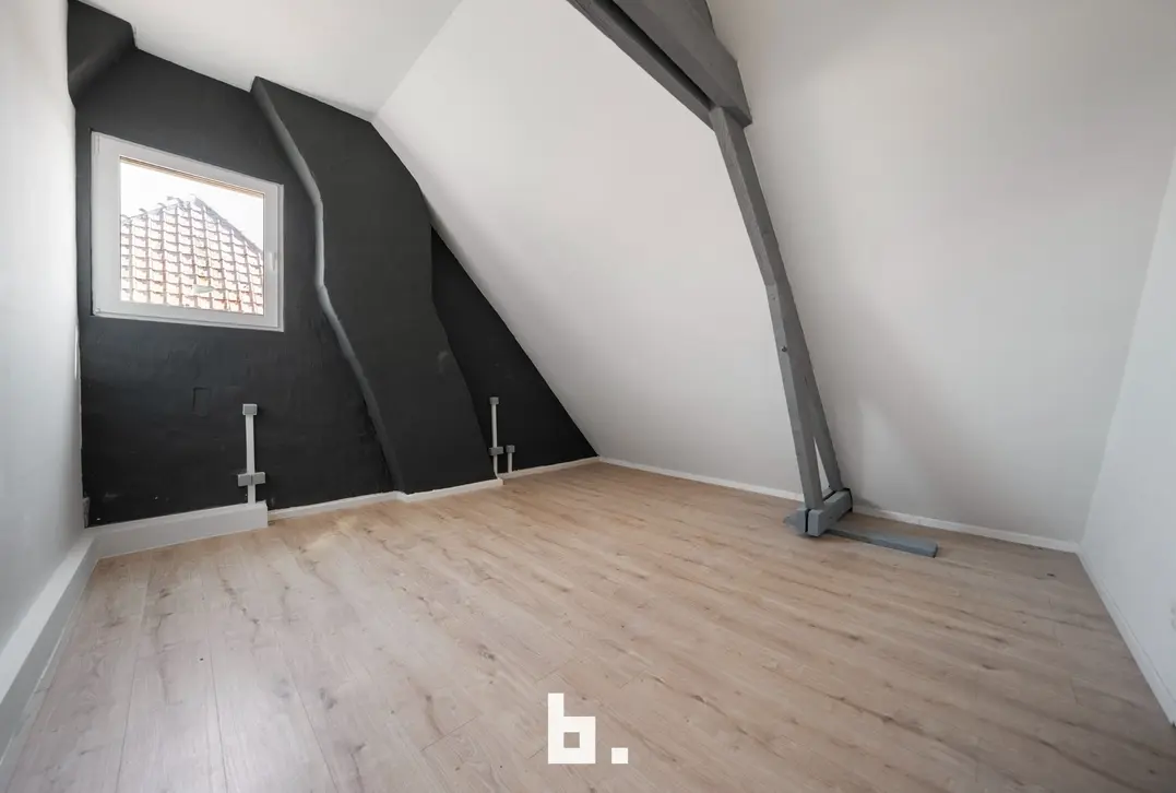 Volledig gerenoveerde woning met 4 slpks, 2 badkamers en mooie tuin op zeer centrale ligging te Gistel  - Gistel