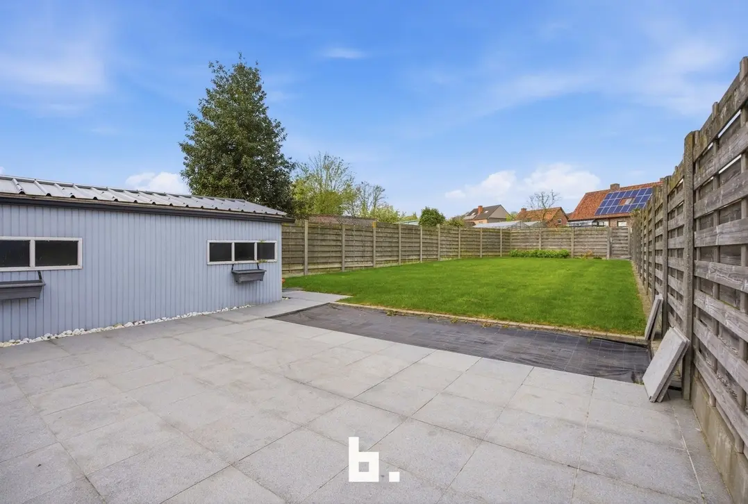 Charmante halfopen bebouwing met 4 slaapkamers, veranda en ruime tuin in Hooglede - Hooglede