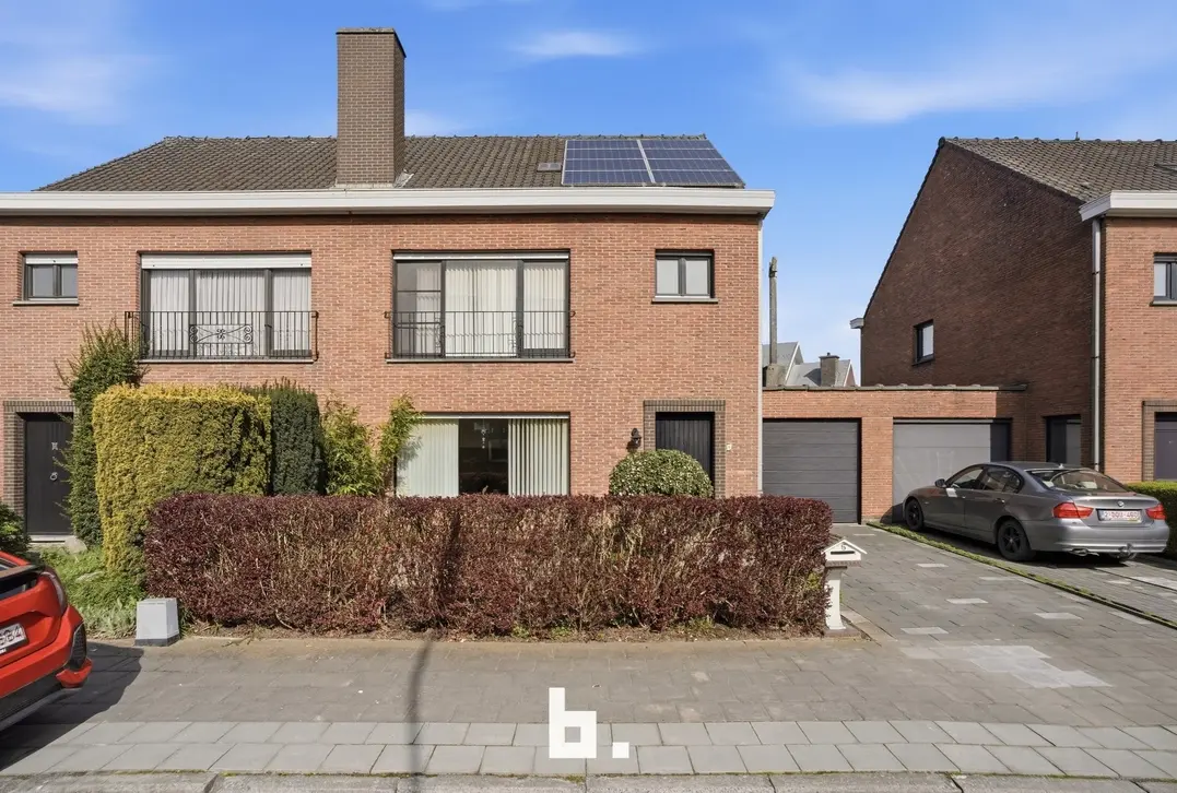 Halfopen gezinswoning met tuin, oprit en garage - Kortrijk - €315.000