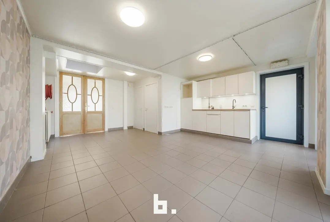 Opbrengsteigendom met 2 appartementen, handelsruimte en 2 garages in Sint-Andries - Sint-Andries
