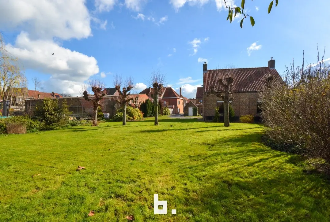 Te renoveren woning met vergunde B&B op ruim perceel te Brugge - Brugge