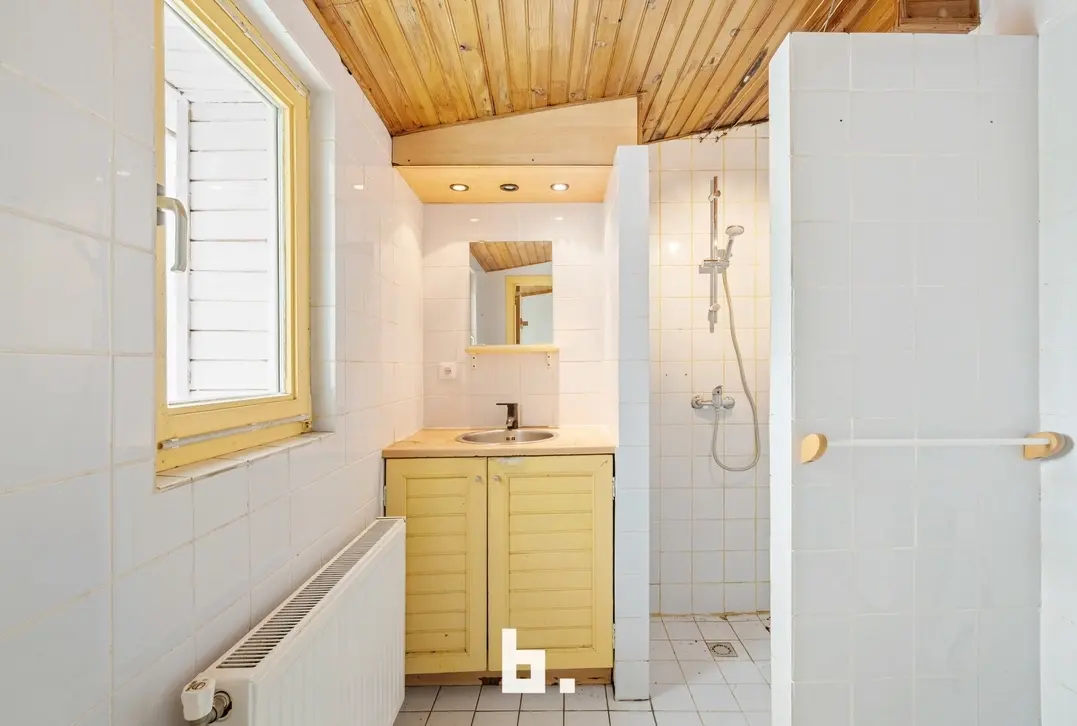 Woning met zeer veel potentieel te Kortrijk! - Kortrijk