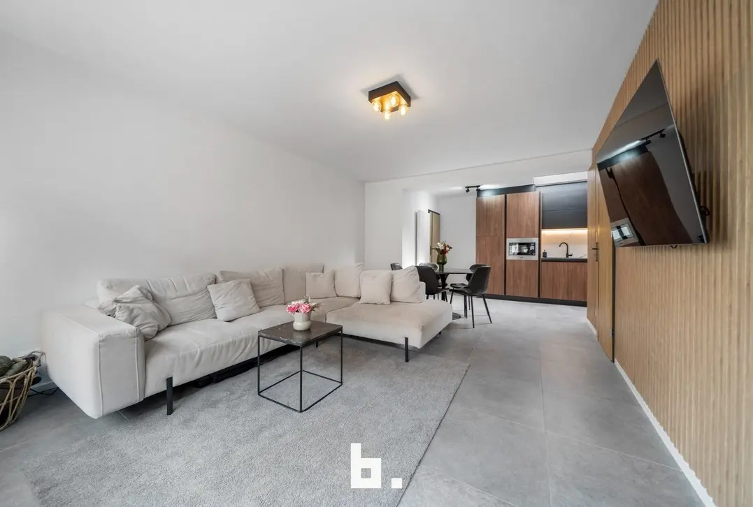 Deze instapklare woning is uitstekend gelegen. Gegeerde woonomgeving nabij diverse winkels en lokale handelszaken, scholen, openbaar vervoer, Expreswe