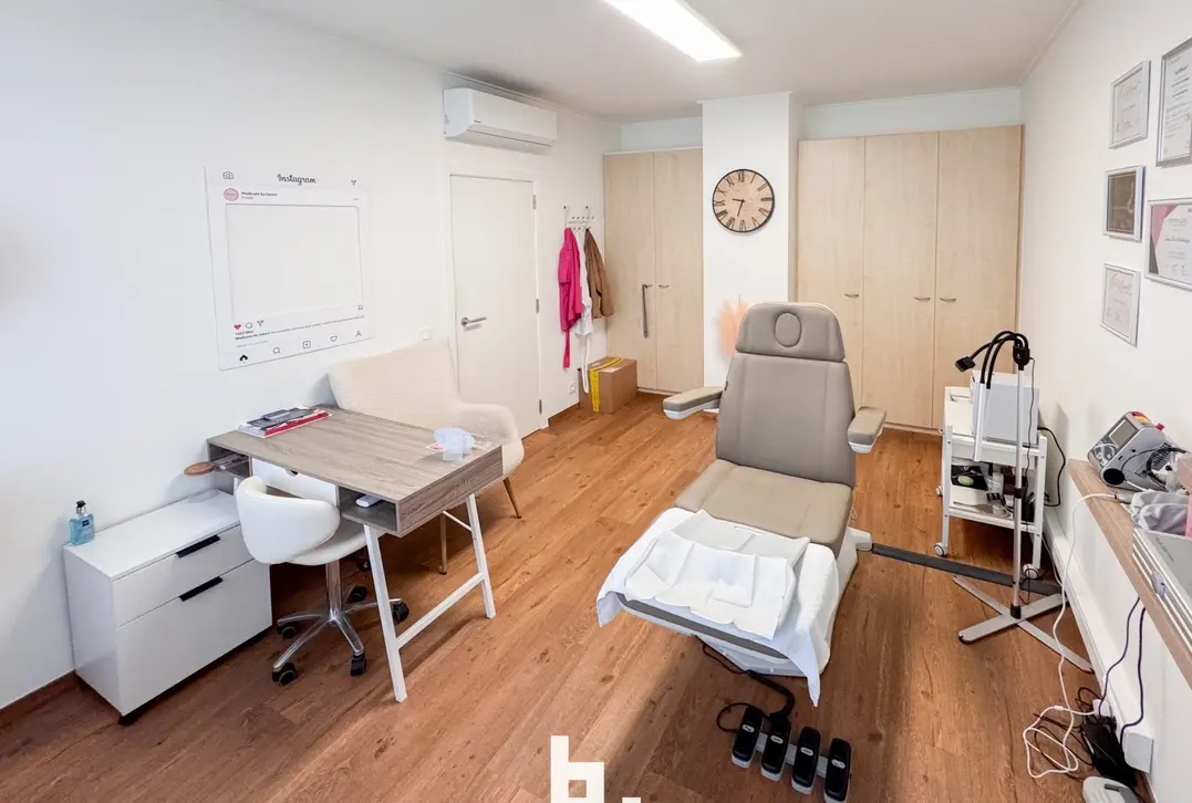 Praktijkruimte (17m²) te huur op toplocatie langs de Maalse Steenweg te Sint-Kruis  - Sint-Kruis
