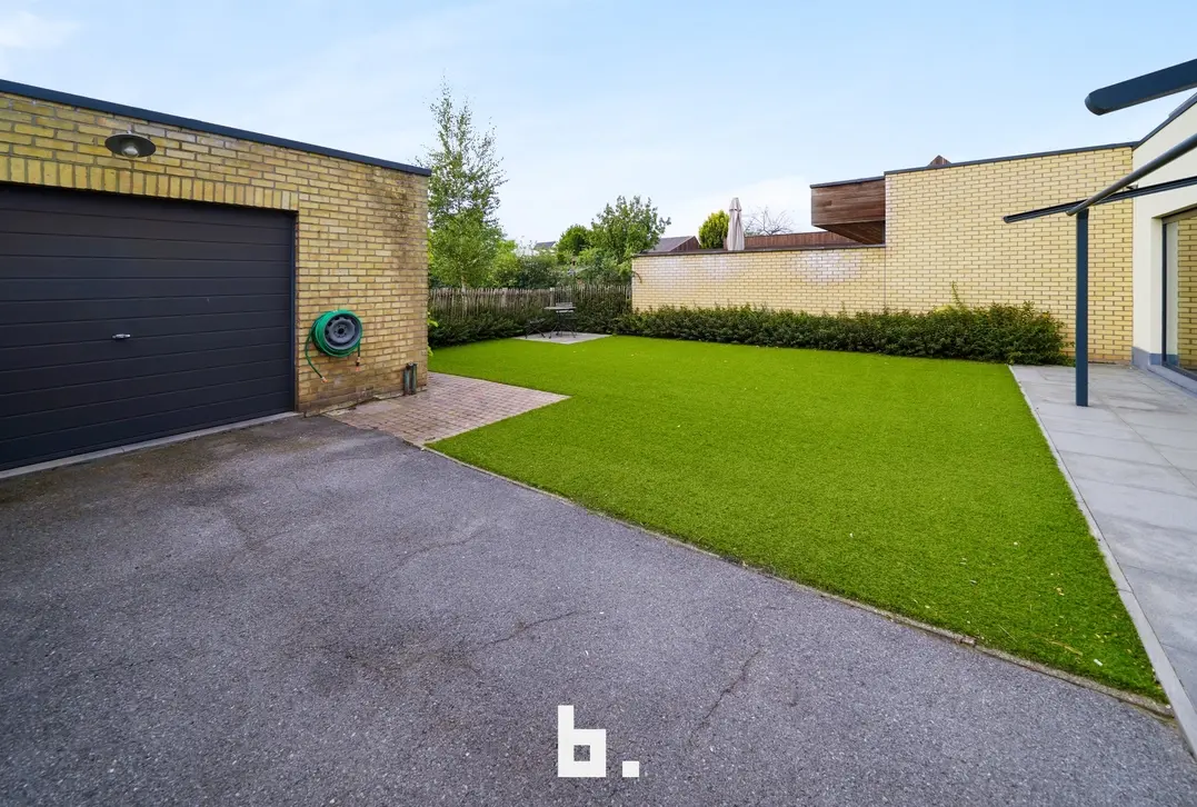 Halfopen woning met garage en tuin in Sint-Andries - Sint-Andries