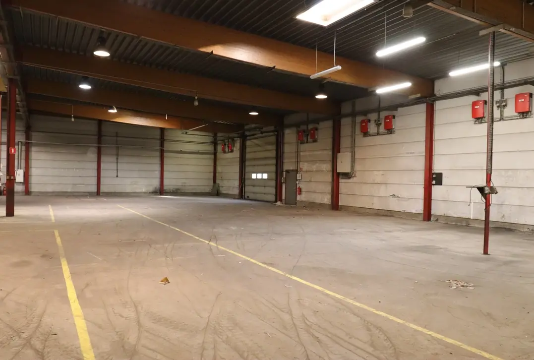 Ruim magazijn met kantoren – Circa 3.021 m² - Marke