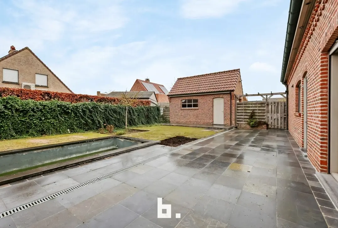 Ruime vrijstaande woning met grote tuin en zwemvijver in Houthulst - Houthulst