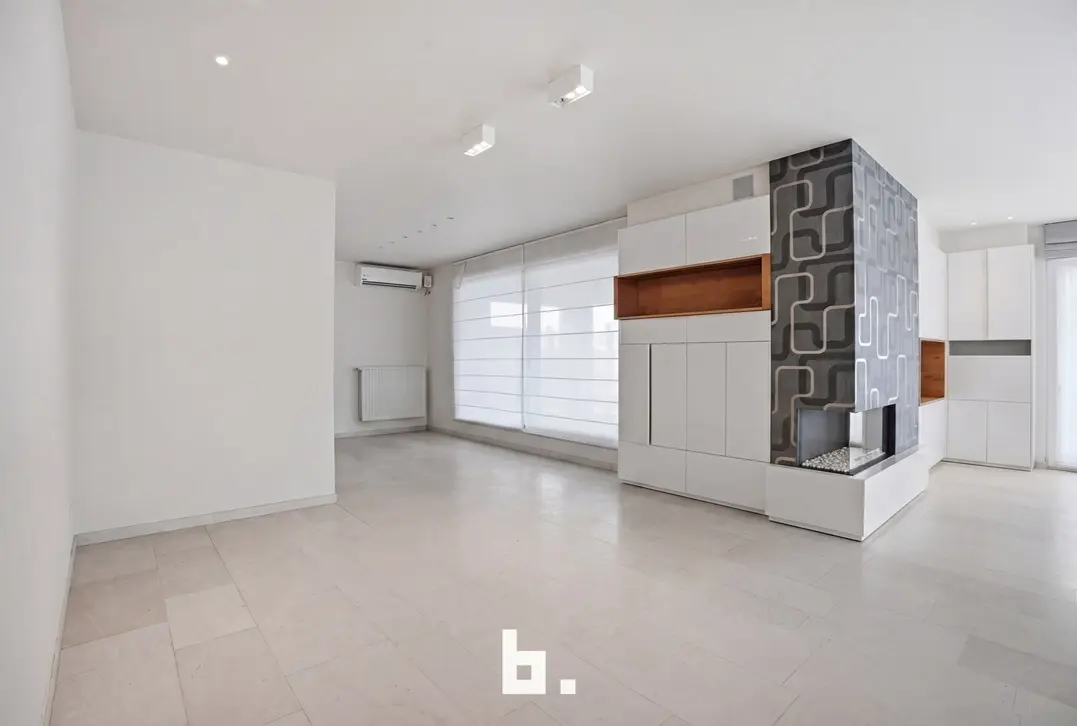 Unieke combinatie: Feestzaal met ruim appartement en grote parking te koop te Izegem! - Izegem