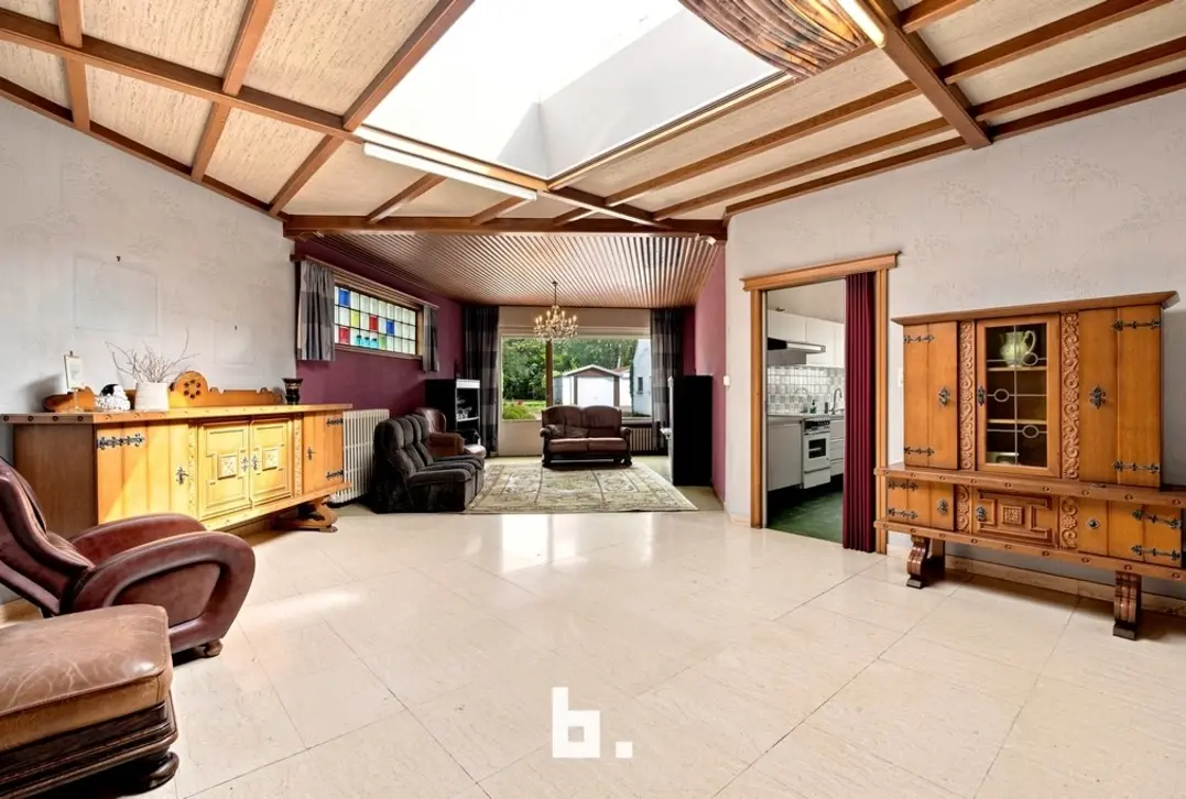 Unieke eigendom met 5 slaapkamers, 3 garages en tal van mogelijkheden op 1.507 m² - Kortemark