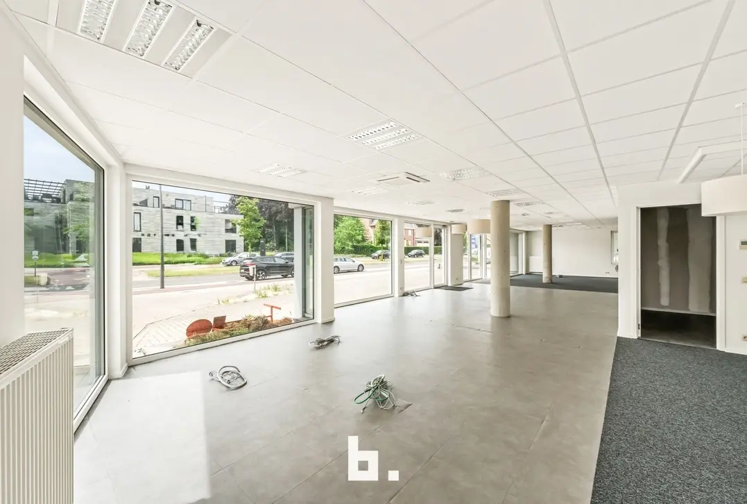 Ruim handelspand/kantoorruimte met 7 parkeerplaatsen op toplocatie in Roeselare - Roeselare