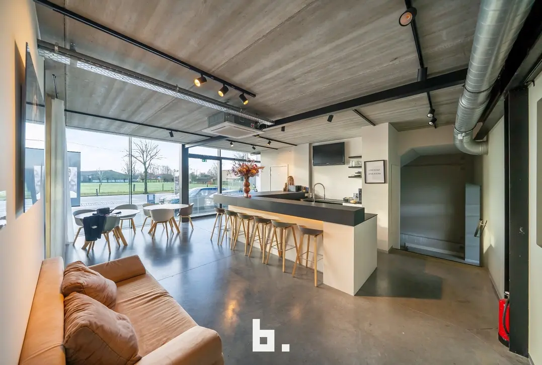 vlot bereikbaar comm gebouw met private tuin  - Zedelgem