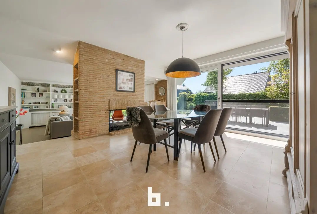 Discrete verkoop van uitzonderlijk grote villa - Varsenare