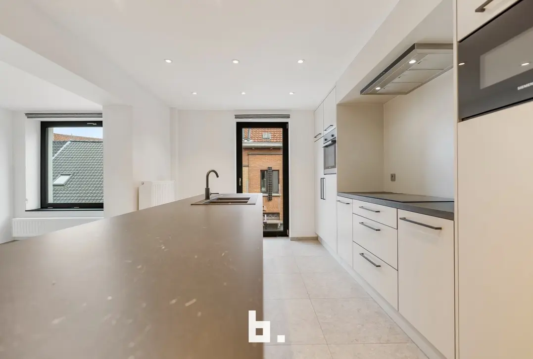 Prachtig gerenoveerd duplexappartement met groot terras en 4 kamers-Wevelgem-€275.000