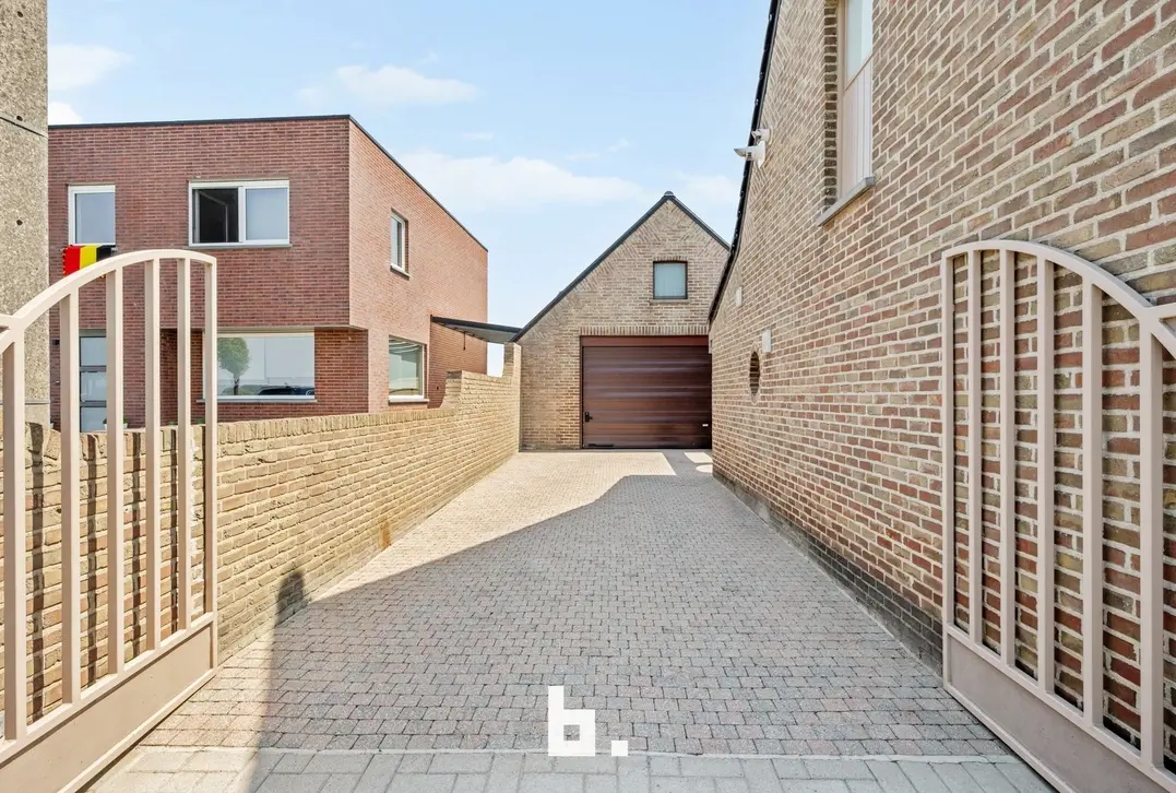 Volledig instapklare woning met ruime loods/garage en zongerichte tuin - Hooglede