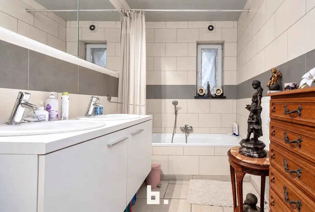 Stabiel verhuurd appartement met 5% rendement op topligging te centrum Menen - Menen