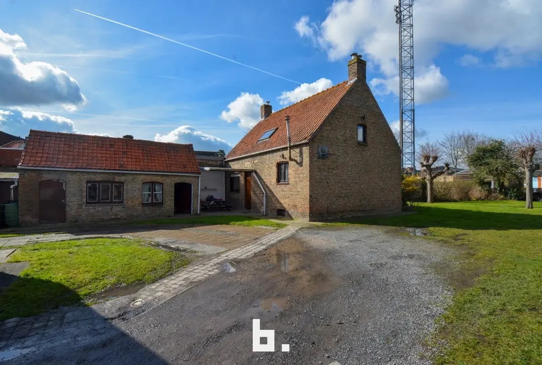 Te renoveren woning met vergunde B&B op ruim perceel te Brugge - Brugge