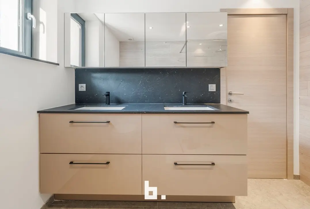 Prachtig gerenoveerd duplexappartement met groot terras en 4 kamers-Wevelgem-€275.000