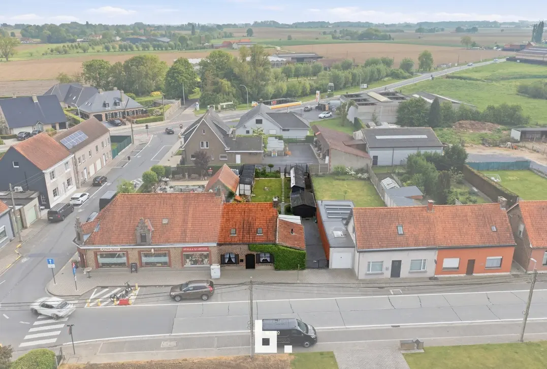 Ruime gezinswoning met veel potentieel en vlotte bereikbaarheid te Roeselare - Roeselare