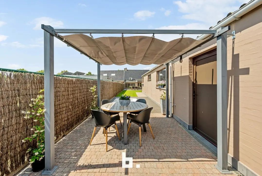 Volledig instapklare woning met ruime loods/garage en zongerichte tuin - Hooglede