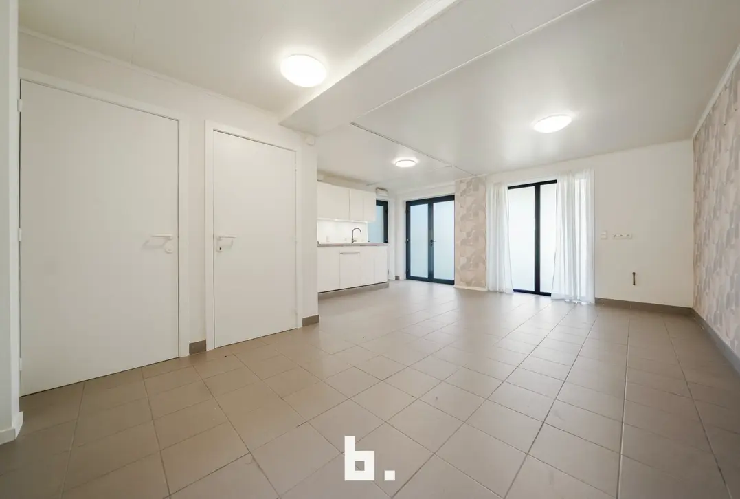 Opbrengsteigendom met 2 appartementen, handelsruimte en 2 garages in Sint-Andries - Sint-Andries