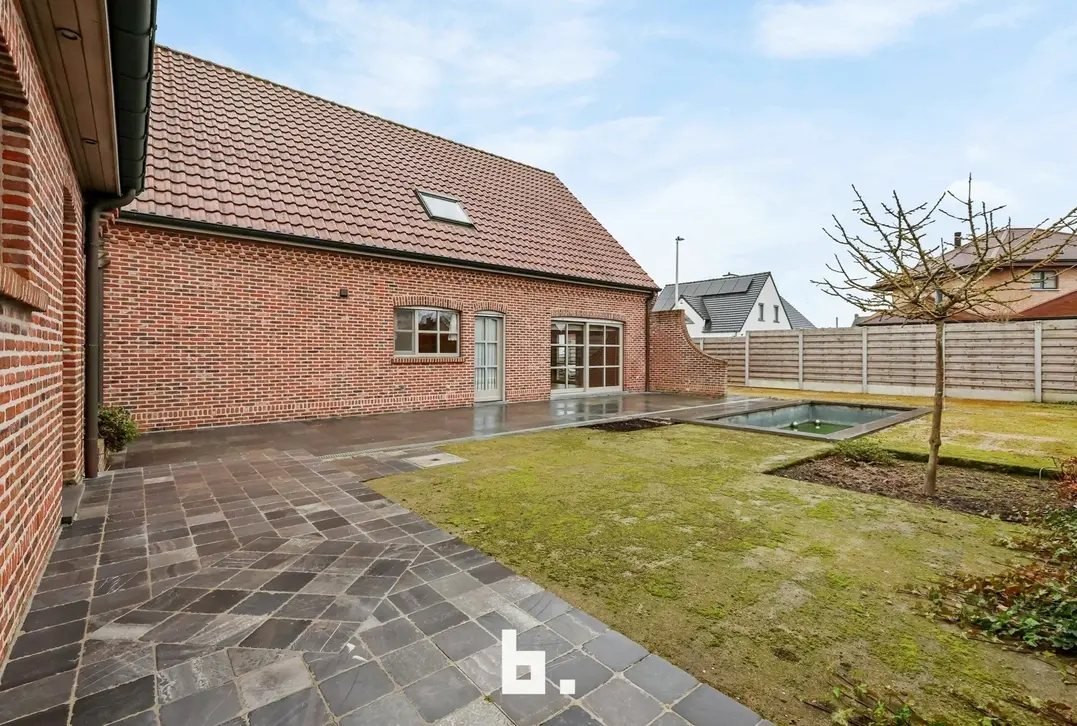Ruime vrijstaande woning met grote tuin en zwemvijver in Houthulst - Houthulst