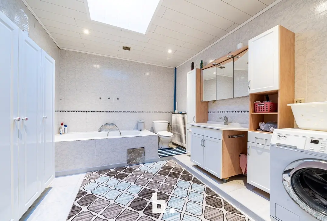 Ruime te renoveren woning boordevol potentieel - Oostkamp