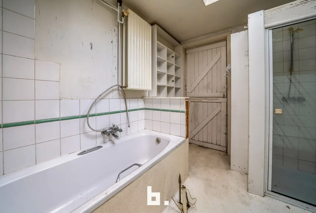 Te renoveren handelspand met woonst in het historische Hart van Brugge - Brugge