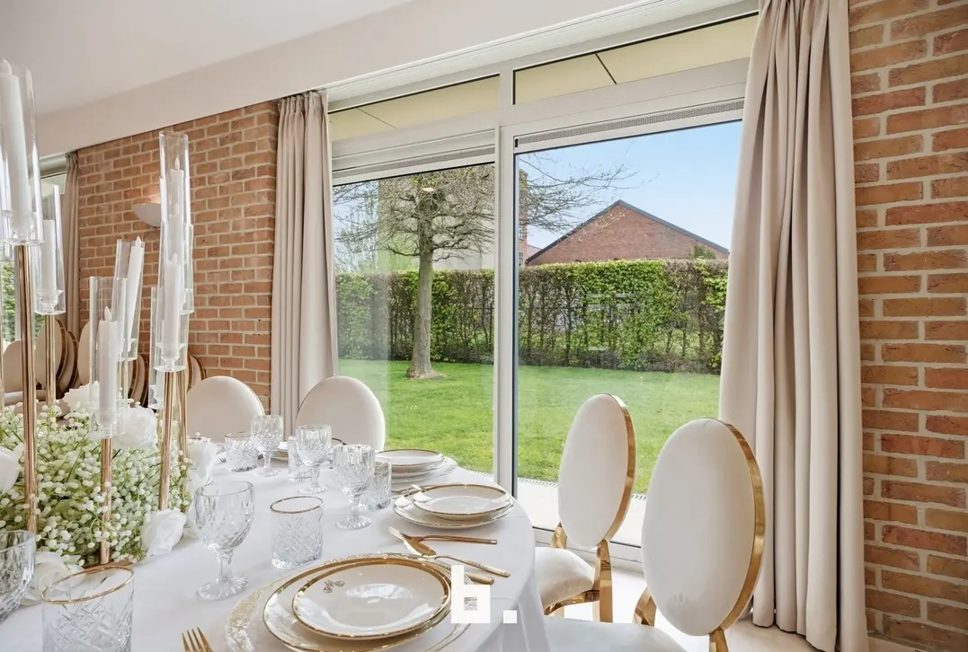 Unieke combinatie: Feestzaal met ruim appartement en grote parking te koop te Izegem! - Izegem