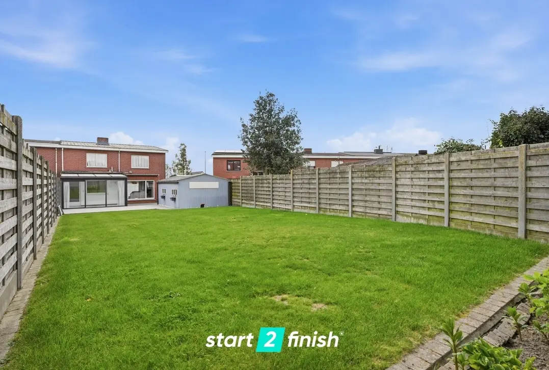 Charmante halfopen bebouwing met 4 slaapkamers, veranda en ruime tuin in Hooglede - Hooglede