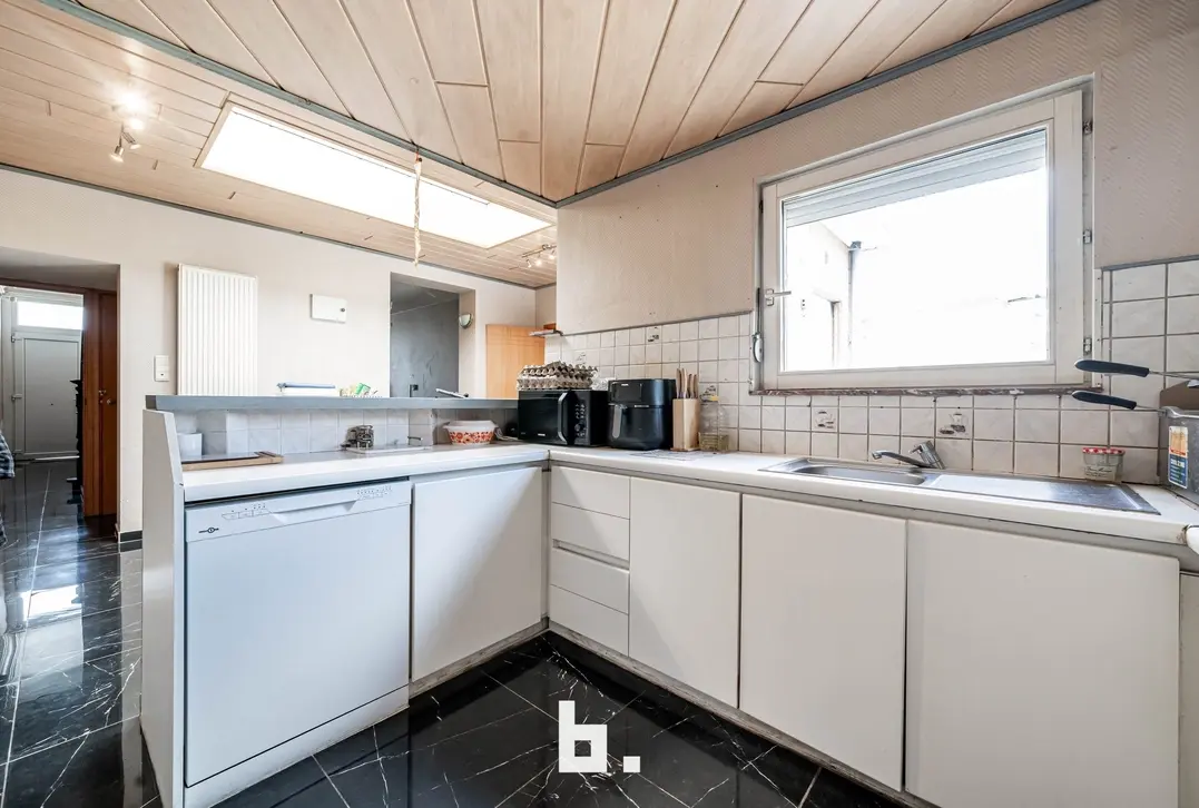 Degelijke woning met 4 slaapkamers in Harelbeke - Harelbeke
