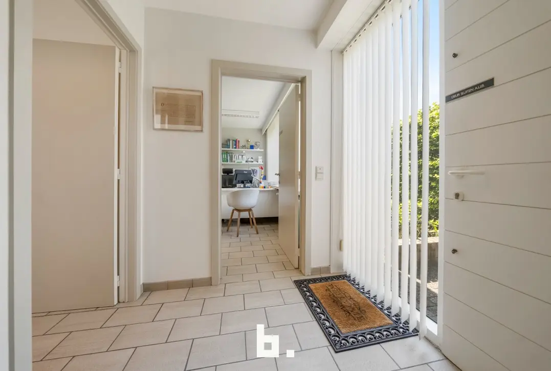 Discrete verkoop van uitzonderlijk grote villa - Varsenare