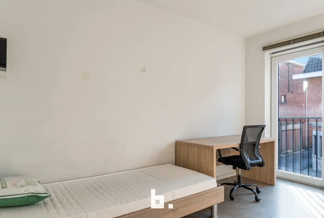  Interessante investering: 3 verhuurde studentenkamers met private badkamer op toplocatie in Kortrijk! - Kortrijk