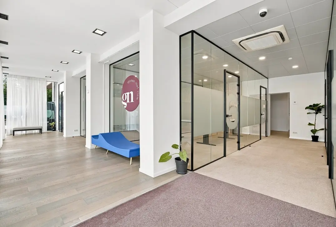 Uniek handelspand op A+++ toplocatie in Nieuwpoort | ruim parkeergelegenheid, garage & appartement - Nieuwpoort